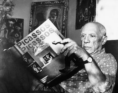 Pablo Picasso, en su casa de la Riviera francesa en 1961. El pintor hojea el libro 'Picasso's Picassos', con un centenar de fotografías en color de algunas de sus obras.