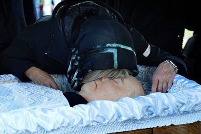 Irina Virgánskaya, la hija de Gorbachov, se despide de su padre en el cementerio Novodévichy, en la tumba en la que yace desde 1999 su esposa, Raisa Gorbachov, fallecida a causa de una leucemia.