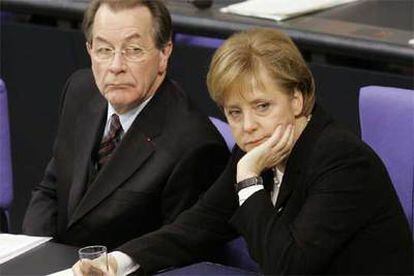 Angela Merkel, con su vicecanciller, Franz Müntefering, durante el debate de ayer en el Bundestag.