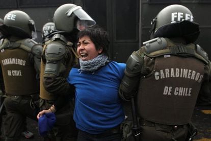 Una manifestante es detenida por la policía durante la protesta.
