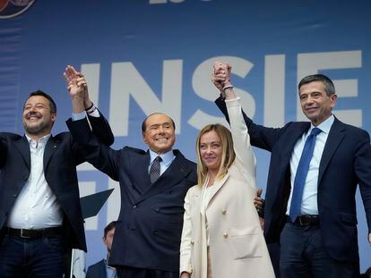 De izquierda a derecha, Matteo Salvini, de la Liga; Silvio Berlusconi, de Forza Italia; Giorgia Meloni, de Hermanos de Italia, y Maurizio Lupi, de Nosotros con Italia, en el mitin de final de campaña de las elecciones italianas.