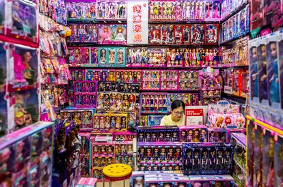 Un puesto de venta de muñecas en el Centro Internacional de Comercio de Yiwu (China), el mayor mercado de venta de productos al por mayor del planeta.