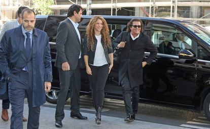 Shakira i Carlos Vives (dreta) en la seva arribada al jutjat 12 del mercantil, aquest dimecres a Madrid.