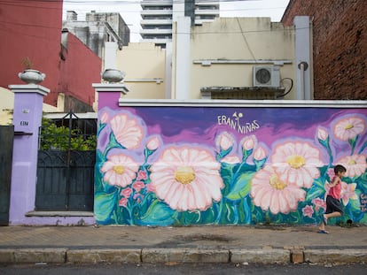 Un mural en el centro de Asunción en recuerdo a las niñas asesinadas el 2 de septiembre de 2020 por disparos del Ejército paraguayo.