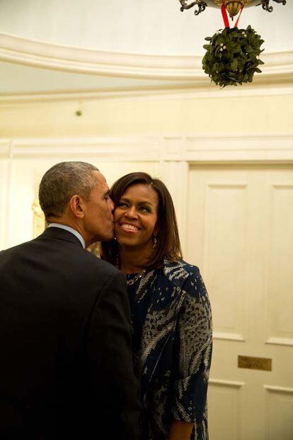3 de diciembre de 2014. Barack besa Michelle en una comida para el ejército