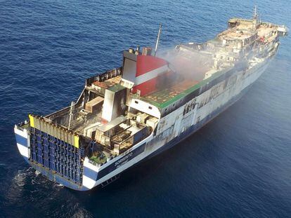 Capitanía Marítima de Baleares ha solicitado oficialmente a la compañía Grimaldi, propietaria del ferry, que concrete el plan para remolcar el barco y que decida a qué puerto debe ser remolcado. En la imagen, el barco "Sorrento", tras el incendio en alta mar.