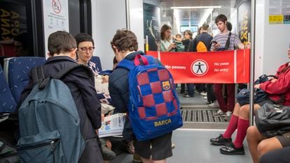 Tren escolar en la línea S2 de Ferrocarrils de la Generalitat con vagones reservados a escolares, el pasado 30 de marzo.