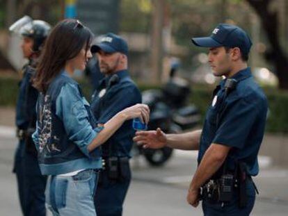 La modelo frena una actuación policial contra unos manifestantes con un refresco