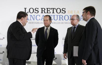 De izquierda a derecha, Santiago Carbó (presidente de Ibefa), Juan Carlos Escotet (presidente de Abanca), José María Roldán (presidente de la AEB) y Ricardo de Querol (director de Cinco Días).