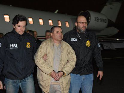 El narcotraficante mexicano Joaquín 'El Chapo' Guzmán es escoltado a su llegada al aeropuerto MacArthur, en Nueva York (Estados Unidos), procedente de Ciudad Juárez (México), donde es recibido por autoridades estadounidenses para ser presentado ante los tribunales de Nueva York.