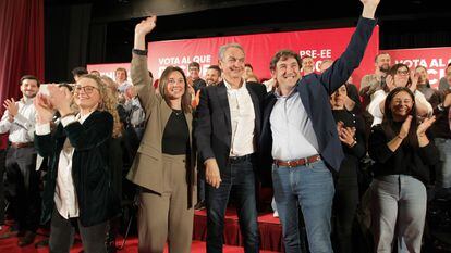El expresidente del Gobierno José Luis Rodríguez Zapatero (izquierda) junto al candidato a lehendakari del PSE-EE, Eneko Andueza, este miércoles participan en un mitin electoral en la localidad vizcaína de Barakaldo, en la Margen Izquierda.