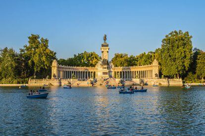 El gran estanque del Retiro, presidido por el monumento a Alfonso XII.