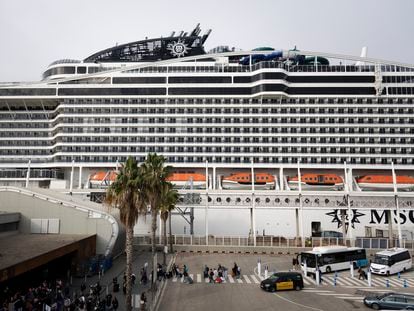 Cruceristas dirigiéndose a la Terminal A del puerto de Barcelona para embarcar en el buque MSC Europa.

Foto: Gianluca Battista