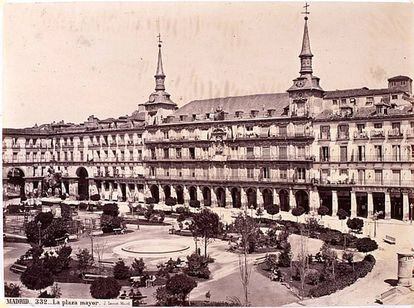 Aspecto de la plaza Mayor en el siglo XIX, cuando albergaba árboles y plantas.
