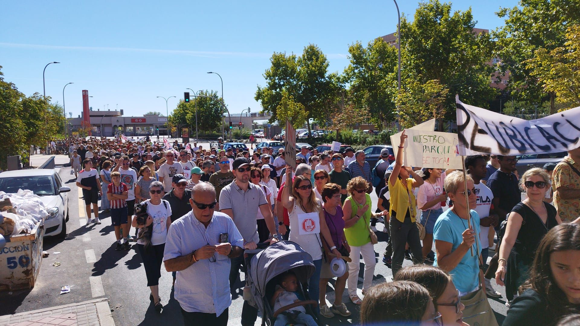 Cientos de vecinos se manifiestan este domingo en Montecarmelo por el cantón de limpieza.