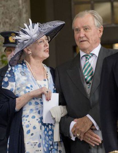 La reina Margarita de Dinamarca y el príncipe Enrique, tras el bautizo de la princesa Estela de Suecia, el 22 de mayo.