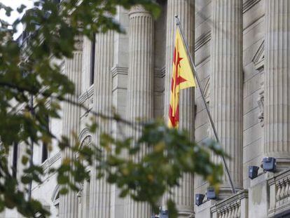 La bandera independentista catalana ondea en la fachada de la Diputación de Gipuzkoa.