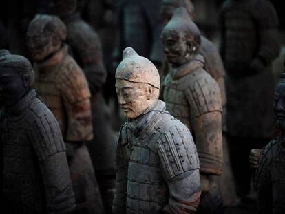 Varios guerreros de terracota, en Xian.