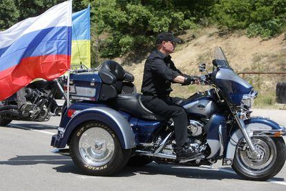 El primer ministro ruso Vladímir Putin, sobre una Harley, en Crimea.
