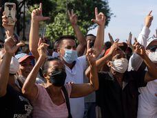 Un grupo de manifestantes contrarios al Gobierno se manifiestan en las calles de La Habana, el pasado 11 de julio. En vídeo, videoanálisis sobre las protestas en Cuba. 