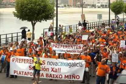 Ahorradores afectados por las participaciones preferentes durante una manifestación en la localidad pontevedresa de Baiona. EFE/Archivo