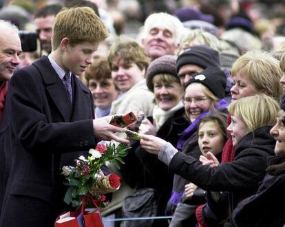 El príncipe Enrique de Inglaterra recibe algunos regalos en el exterior de la iglesia de  Sandringham, el 25 de diciembre de 1999.
