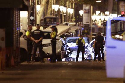Policies al costat de la furgoneta utilitzada en l'atac de la Rambla de Barcelona.