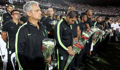 El entrenador de Atlético Nacional Reinaldo Rueda (i) y todo su equipo asisten al homenaje al equipo de fútbol Chapecoense, en Medellín (Colombia).
