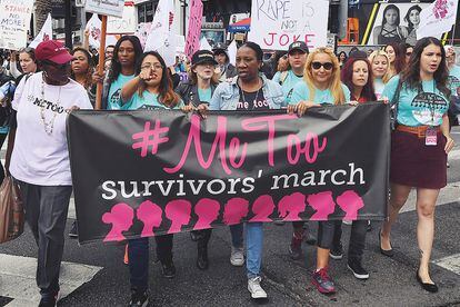 Manifestación por los derechos de las mujeres con una pancarta del #MeToo.