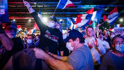 Simpatizantes de Zemmour en el primer mitin del candidato ultra a la presidencia de Francia, celebrado a comienzos de diciembre del año pasado y donde el grupo de extrema derecha Zouaves Paris agredió a varios activistas.