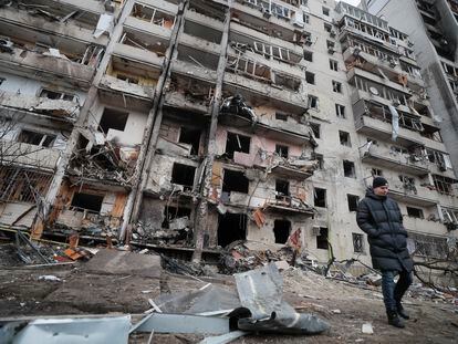 Consecuencias de un bombardeo nocturno en una zona residencial de Kiev el 25 de febrero de 2022, el día siguiente que las tropas rusas entrasen en Ucrania.