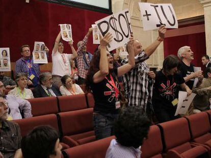 Representantes de los trabajadores de la RTVA protestaron el martes en el Parlamento