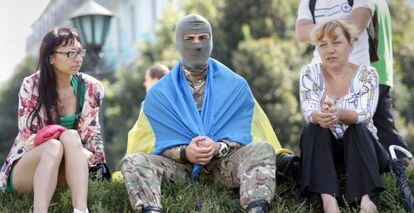 Un miembro del batallón de voluntarios Azov, durante una ceremonia de despedida de soldados en Kiev.