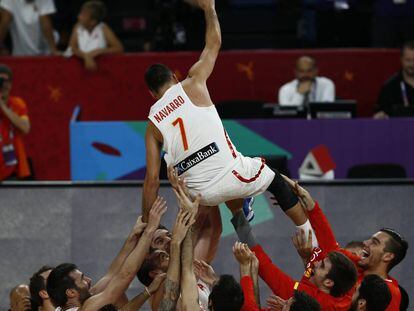 Navarro, lanzado al aire por sus compa&ntilde;eros tras lograr la medalla de bronce frente a Rusia.