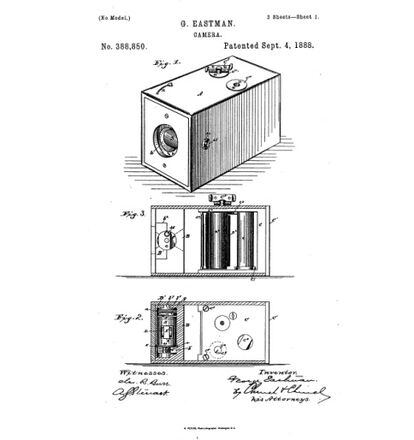 En 1881 Eastman desarrolla el primer carrete para fotografía; tres años más tarde, patenta la cámara Brownie. El concepto es revolucionador: el usuario compra la cámara y dispara. La cámara, con la película, es entregada en la tienda de Kodak, que se encarga de revelar, hacer las copias y volver a cargarla con una nueva película. "Usted apriete el botón, nosotros hacemos el resto", fue el lema de la compañía. En la imagen, el dibujo que figura en la patenta de EE UU.