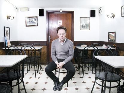 El cantant i compositor de Mishima, David Carab&eacute;n, al bar Alegria de l&rsquo;Eixample de Barcelona.