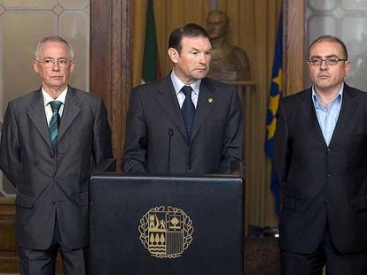 Ibarretxe (PNV) con sus consejeros Joseba Azkarraga (EA, a la izquierda) y Javier Madrazo (EB).