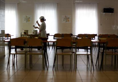 El Servicio Social Nacional de Ucrania, encargado de supervisar los derechos de los niños, declara que hizo "todo lo posible para preservar la vida y la salud de los niños y evitar que queden en el epicentro de las hostilidades". En la imagen, la empleada Oksana Kogat prepara sopa en el comedor del orfanato.
