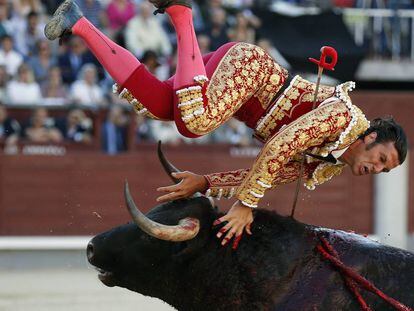 David Mora lanzado por los aires al entrar a matar a su primer toro de la tarde, este viernes, en Las Ventas.  
 