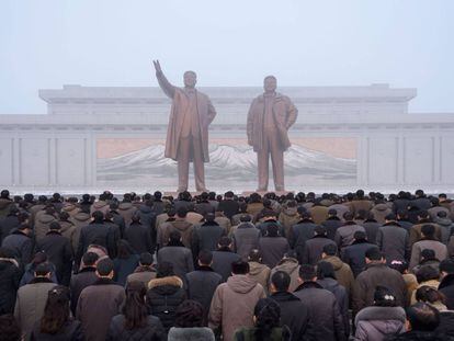 Ciudadanos norcoreanos rinden culto a los líderes norcoreanos en el séptimo aniversario de la muerte de Kim Jong Il.