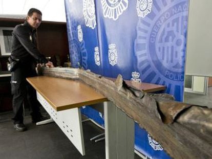 Pieza metálica de cuatro metros de longitud, parcialmente calcinada, hallada este miércoles en una finca de Elda (Alicante).