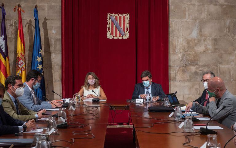 La ministra de Trabajo y Economía Social, Yolanda Díaz, y el ministro de Inclusión, Seguridad Social y Migraciones, José Luis Escrivá, al comienzo de las negociaciones para renovar los ERTE en verano de 2020.