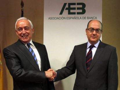 Miguel Mart&iacute;n Fern&aacute;ndez, presidente saliente de la Asociaci&oacute;n de la Banca, con su sucesor, Jos&eacute; Mar&iacute;a Roldan