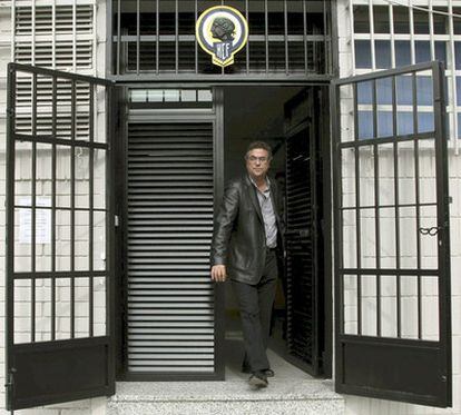 Enrique Ortiz a la salida de las oficinas del Hércules, club del que es propietario.