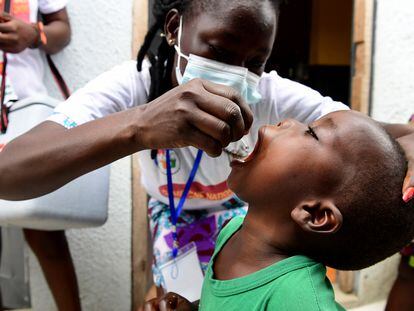 Un niño es vacunado contra la polio en Gonzagueville, un barrio de Abidjan, en Costa de Marfil.