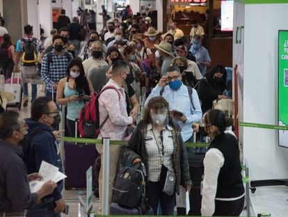Aglomeraciones y largas filas de viajeros en el aeropuerto de Ciudad de México en vísperas de la Semana Santa