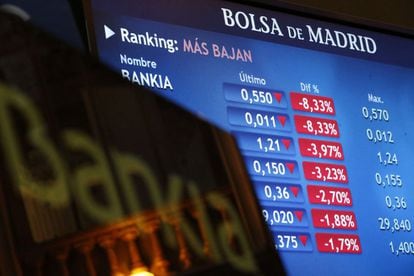 Monitor en la Bolsa de Madrid con la cotizaci&oacute;n de Bankia. EFE/Archivo
