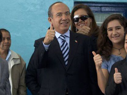  Felipe Calder&oacute;n posa con su familia tras votar.