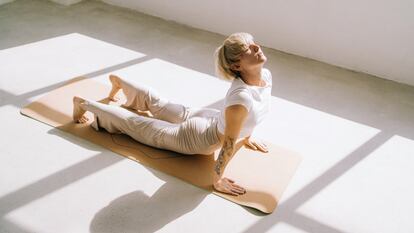 Los accesorios se pueden transportar fácilmente, para disfrutar de una sesión de yoga en cualquier lugar. GETTY IMAGES.
