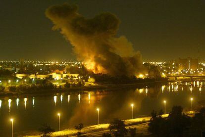 20 de marzo de 2003. Inicio de la "Operación Libertad para Irak". Bombardeos sobre Bagdad, la capital. En la foto, el humo se eleva sobre el ministerio de Planificación, incendiado tras haber sido alcanzado por dos bombas.